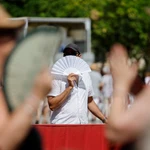 Un viandante se abanica para combatir el calor