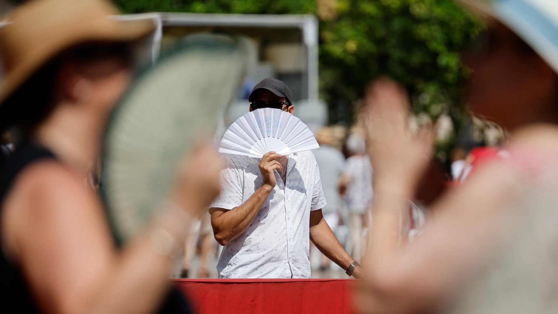 Un viandante se abanica para combatir el calor