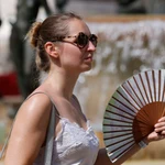 Una viandante se abanica para combatir el calor