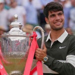 Alcaraz, con el trofeo de campeón en Queen's