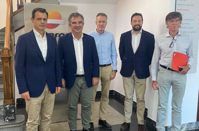 Visita del consejero de Medio Ambiente, Universidades, Investigación y Mar Menor, Juan María Vázquez, al complejo de Repsol en Cartagena (imagen de archivo).