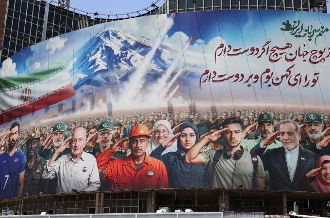 Pancarta popagandística del régimen iraní en el centro de Teherán