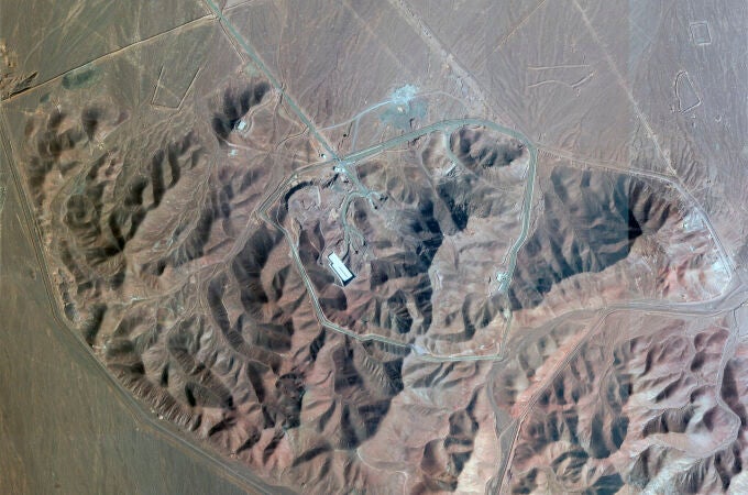 Imagen de satélite de la subterránea central nuclear iraní de Fordo