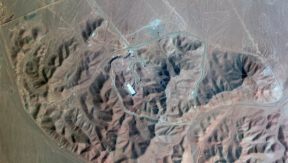 Imagen de satélite de la subterránea central nuclear iraní de Fordo