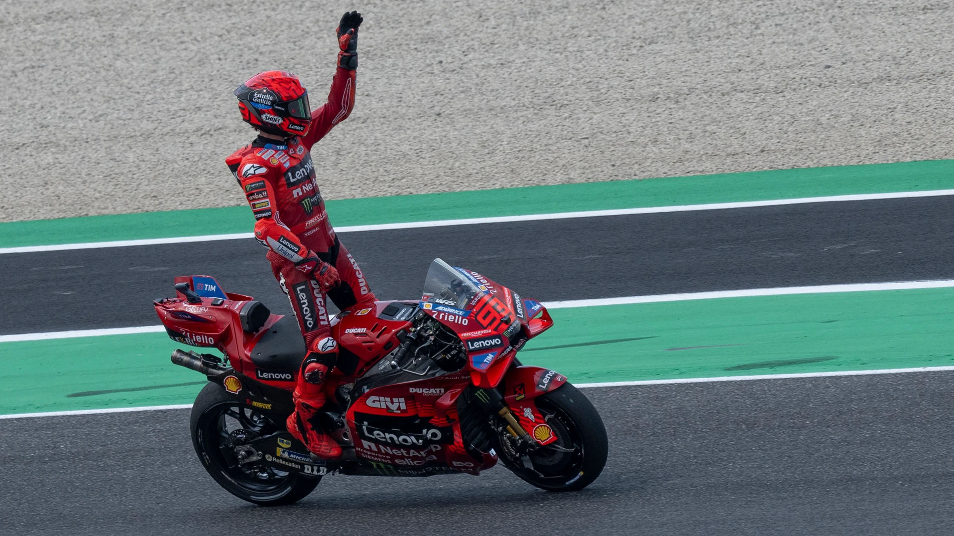93 MARQUEZ Marc (spa), Ducati Lenovo Team, Ducati Desmosedici GP25, action, celebrating his win in Sprint Race during the 2025 MotoGP Grand Premio d’Italia Brembo, Italian GP, on the Mugello circuit, from June 20 to 22, in Italy - Photo Studio Milagro / DPPIAFP7 21/06/2025 ONLY FOR USE IN SPAIN