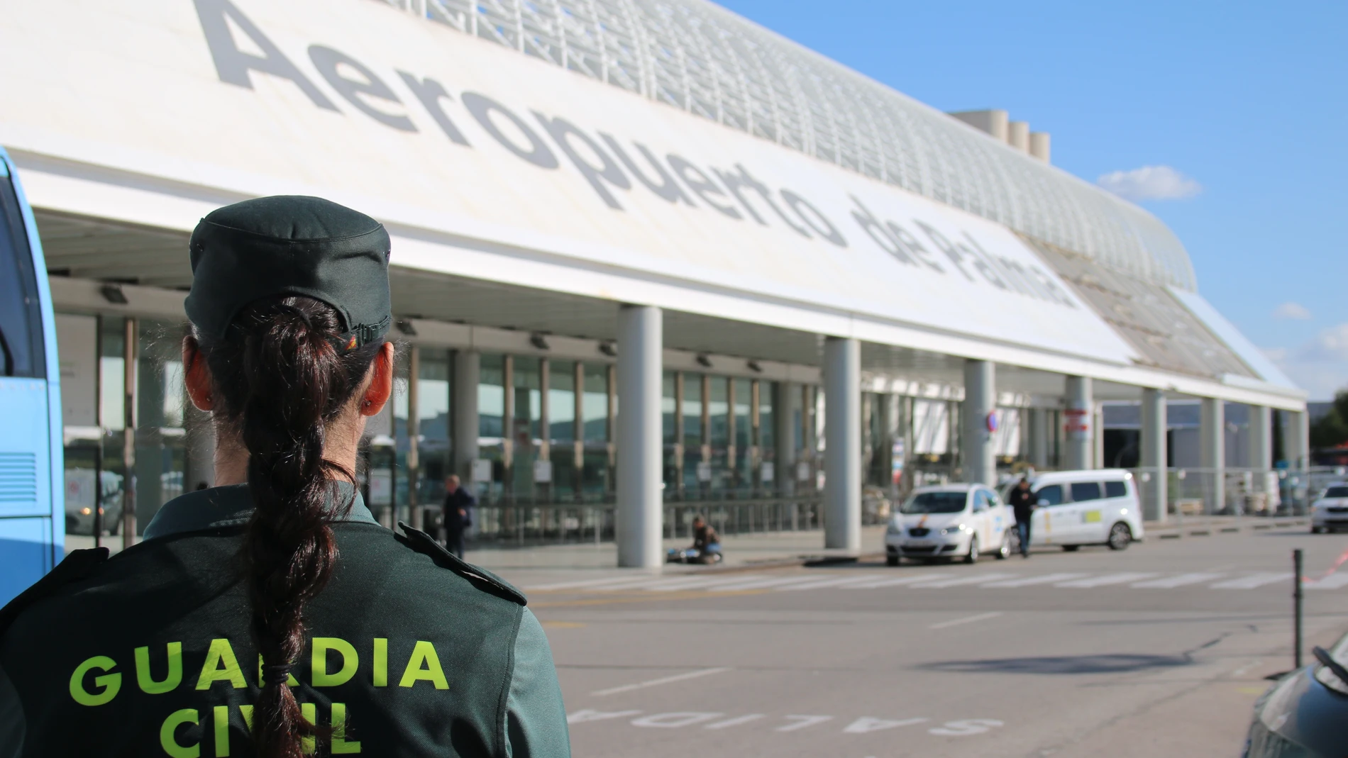 Un agente de la Guardia Civil, de espaldas, frente al aeropuerto de Palma REMITIDA / HANDOUT por Guardia Civil Fotografía remitida a medios de comunicación exclusivamente para ilustrar la noticia a la que hace referencia la imagen, y citando la procedencia de la imagen en la firma 22/06/2025