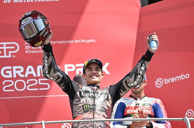 Marc Márquez, en el podio del circuito de Mugello tras su doblete