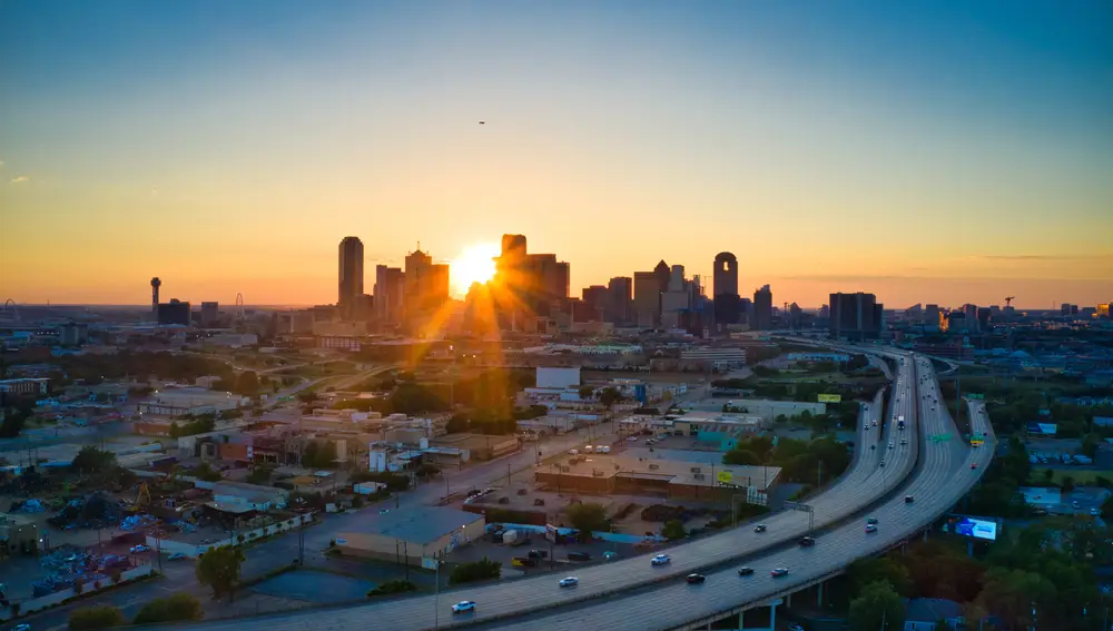 En Dallas la luz es una promesa constante que invita a recorrerla, descubrirla y disfrutarla