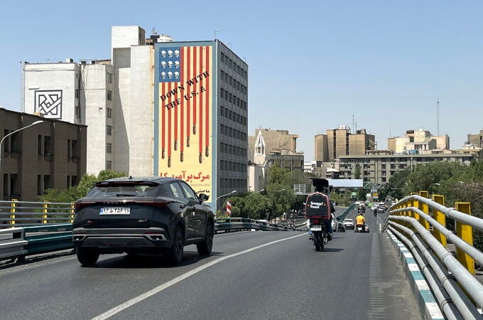 Mural antiestadounidense decora un edificio de Teherán