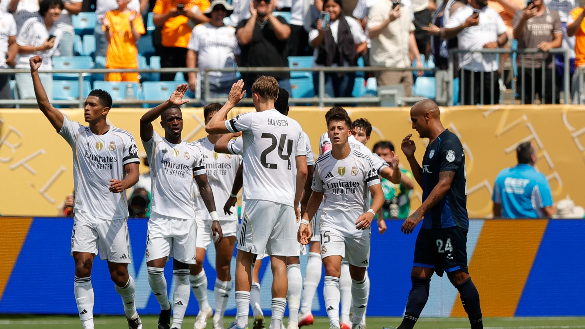 AMDEP7424. CHARLOTTE (ESTADOS UNIDOS), 22/06/2025.- Jugadores del Real Madrid celebran un gol este domingo, durante un partido del Mundial de Clubes entre Real Madrid y Pachuca en el estadio Bank of America de Charlotte (Estados Unidos). EFE/ André Coelho
