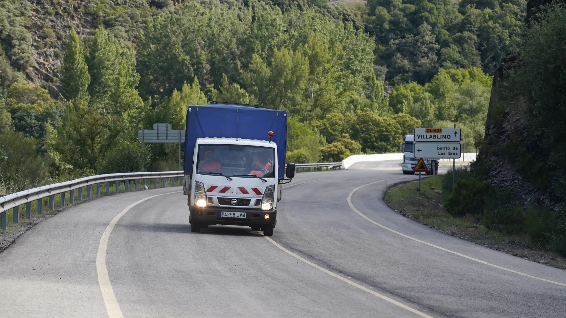 Carril abierto en la carretera CL-631 en la localidad leonesa de Páramo del Sil