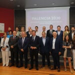 Foto de familia del consejero Fernández Carriedo con miembros de la Plataforma Agroalimentaria Palencia 2030