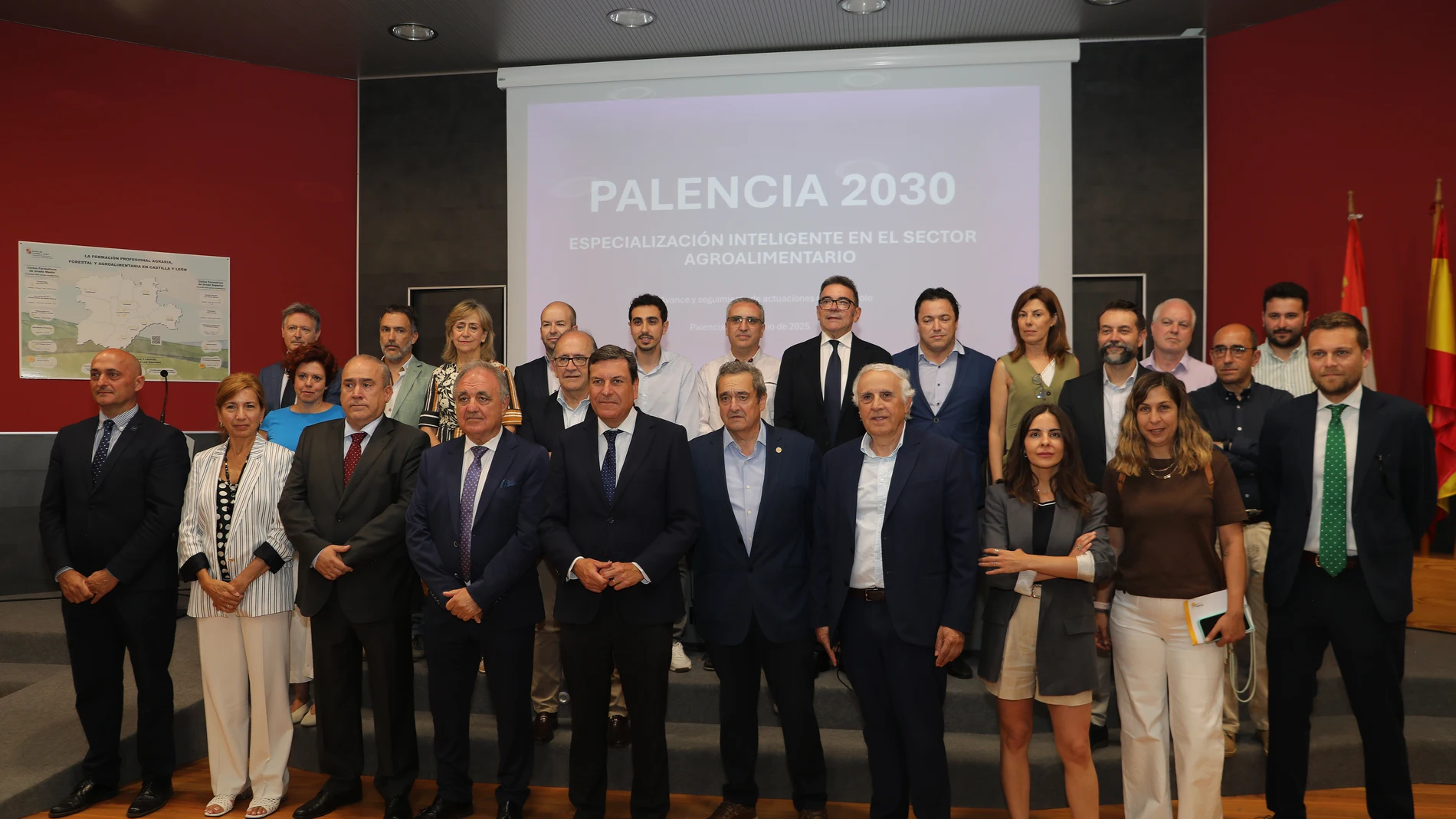 Foto de familia del consejero Fernández Carriedo con miembros de la Plataforma Agroalimentaria Palencia 2030