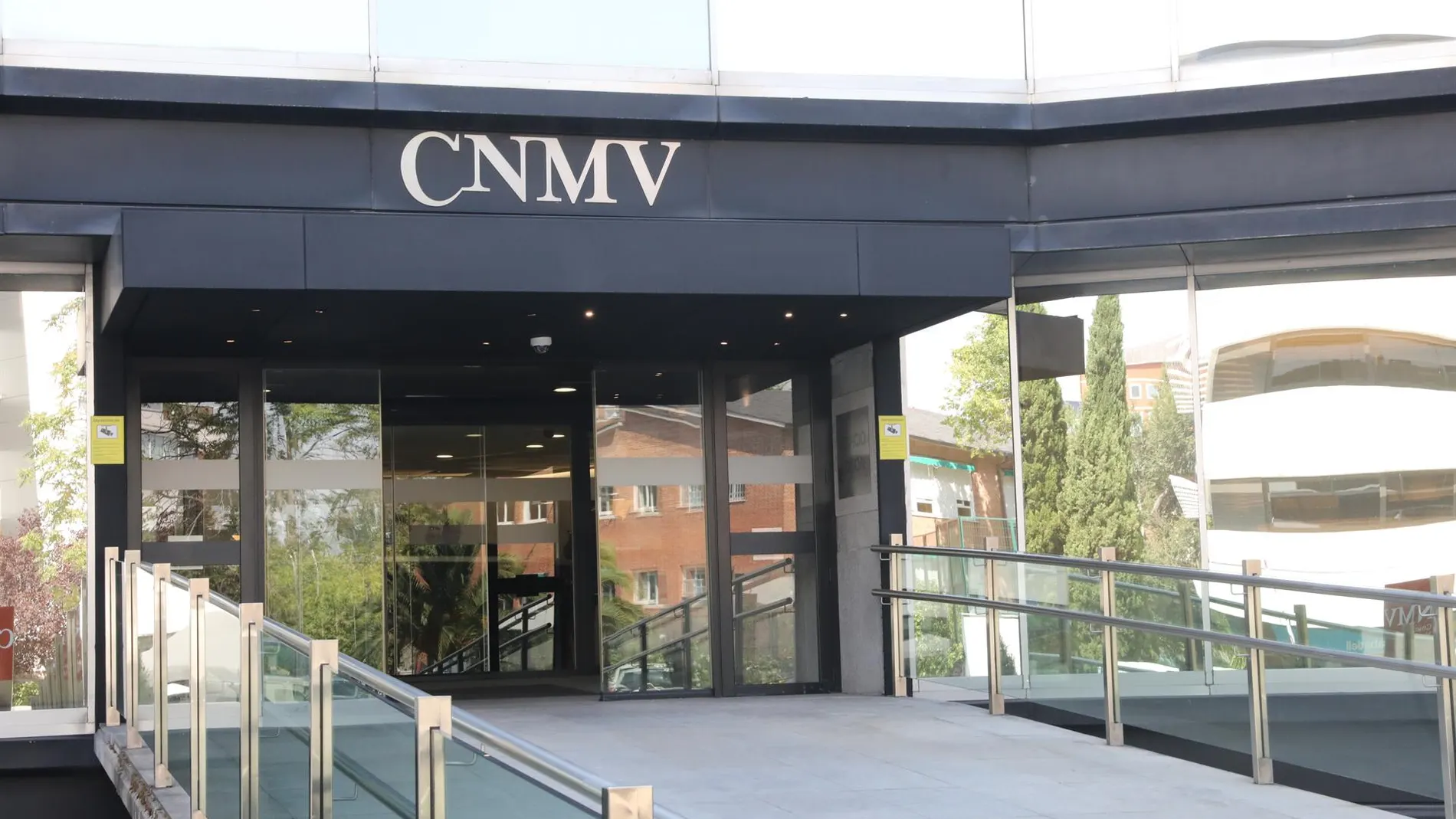 Economía.- La CNMV avisa de dos 'chiringuitos' financieros que operan en redes sociales y otras cuatro entidades