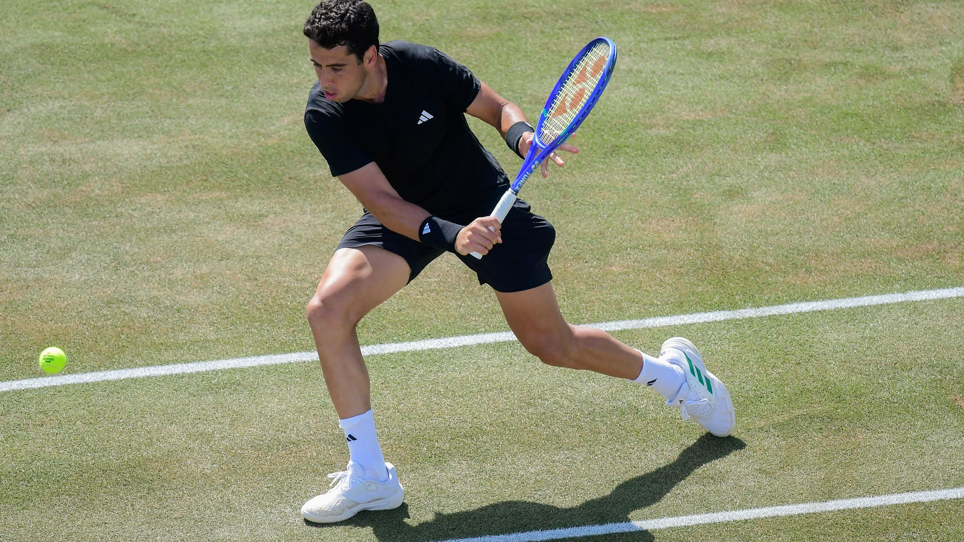 SANTA PONSA (MALLORCA), 23/06/2025.- El tenista español Jaume Munar ante el canadiense Gabriel Diallo este lunes, durante el torneo de tenis ATP Mallorca Championships, celebrado en Santa Ponsa (Mallorca, Islas Baleares). EFE/ MIQUEL A. BORRÀS