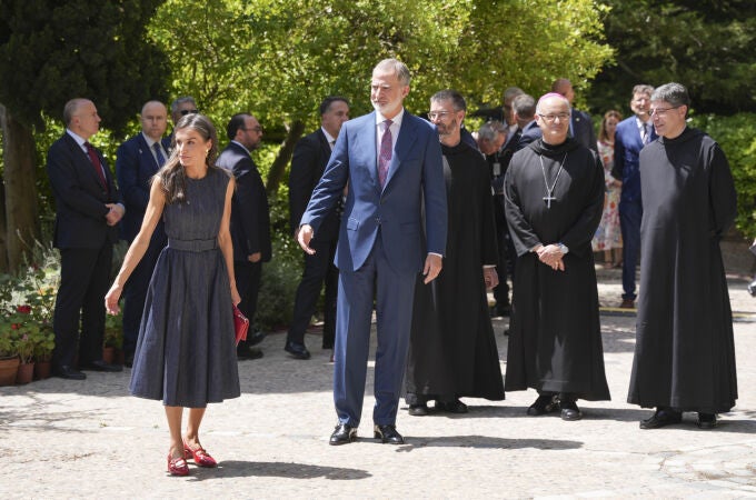El look de la Reina Letizia en el Monasterio de Montserrat.
