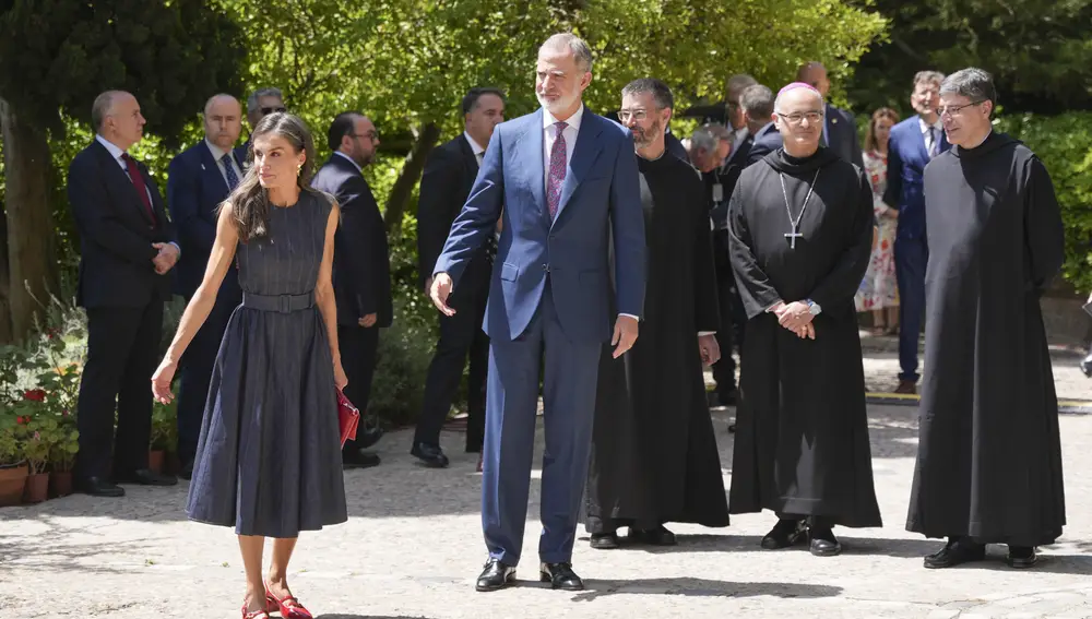 El look de la Reina Letizia en el Monasterio de Montserrat.