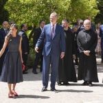 El look de la Reina Letizia en el Monasterio de Montserrat.