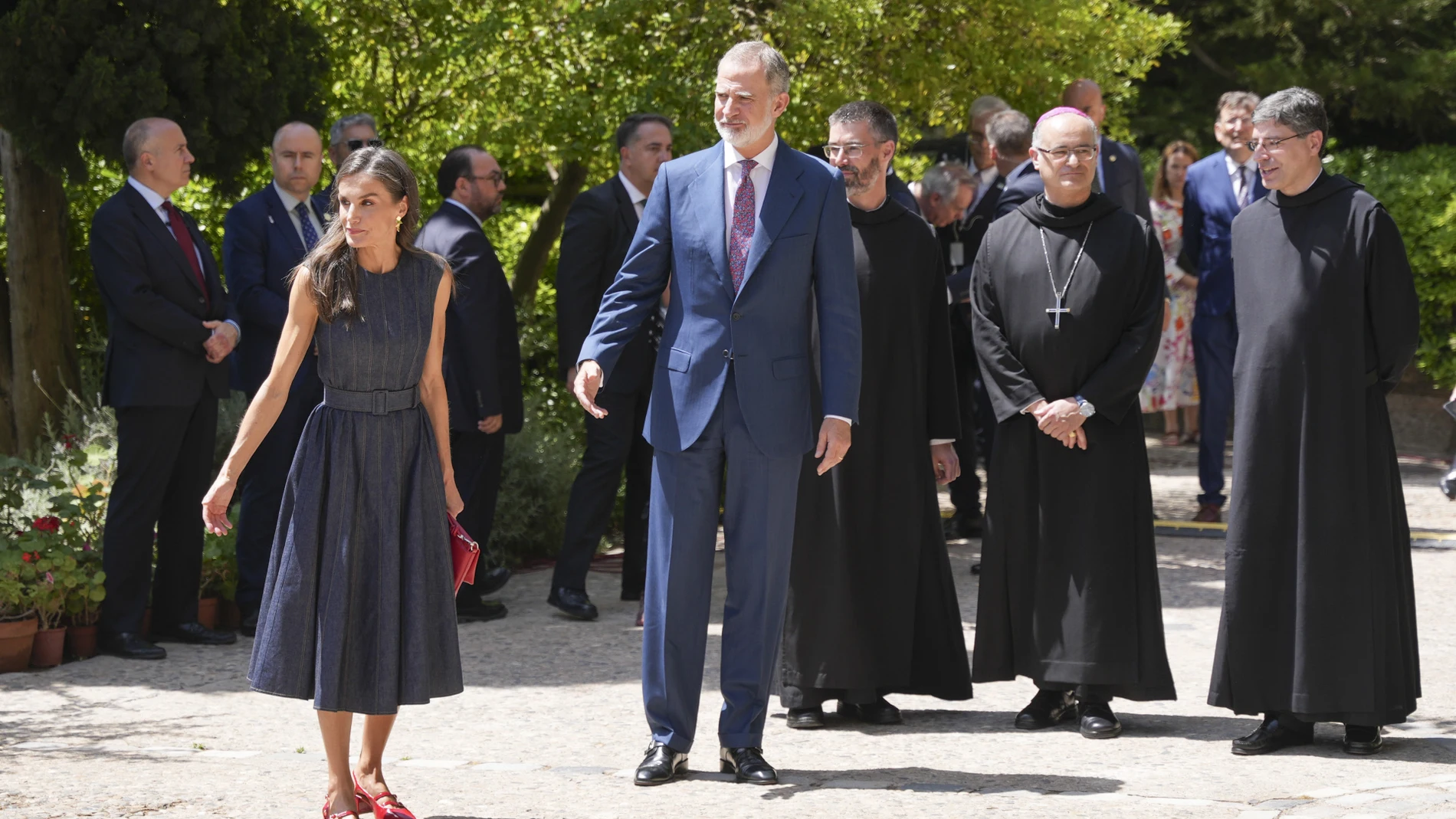 El look de la Reina Letizia en el Monasterio de Montserrat.