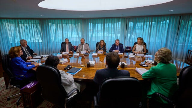 El presidente y la vicepresidenta del Tribunal Constitucional (TC), Cándido Conde Pumpido e Inmaculada Montalb