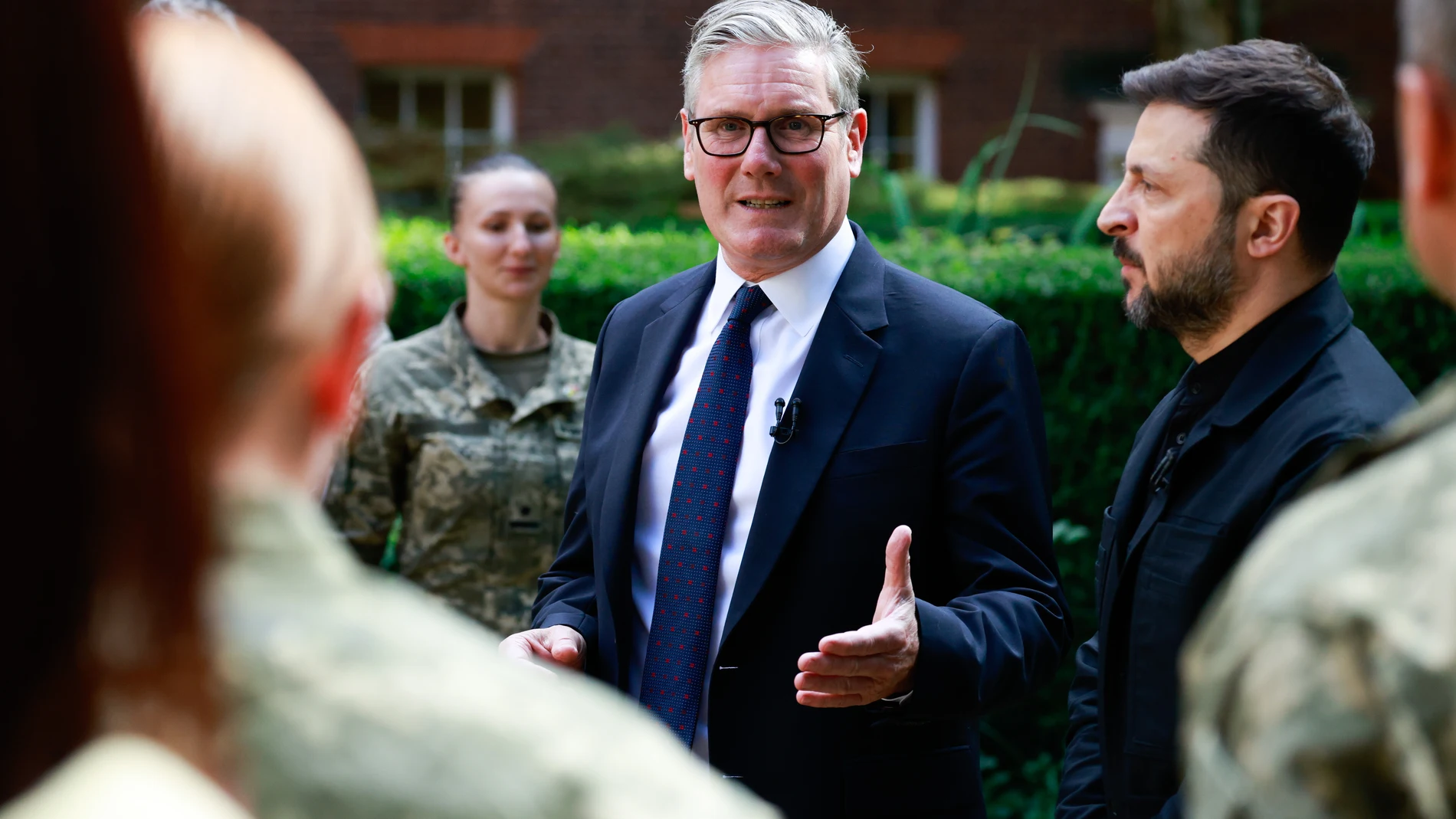 London (United Kingdom), 23/06/2025.- British Prime Minister Keir Starmer (C) speaks next to Ukrainian President Volodymyr Zelensky (R) during a meeting with soldiers from the Operation Interflex at Downing Street, in London, Britain, 23 June 2025. Operation Interflex is a British-led multinational military operation training and supporting Ukraine's Armed Forces, which takes place in the UK. (Ucrania, Reino Unido, Londres) EFE/EPA/JASON ALDEN / POOL