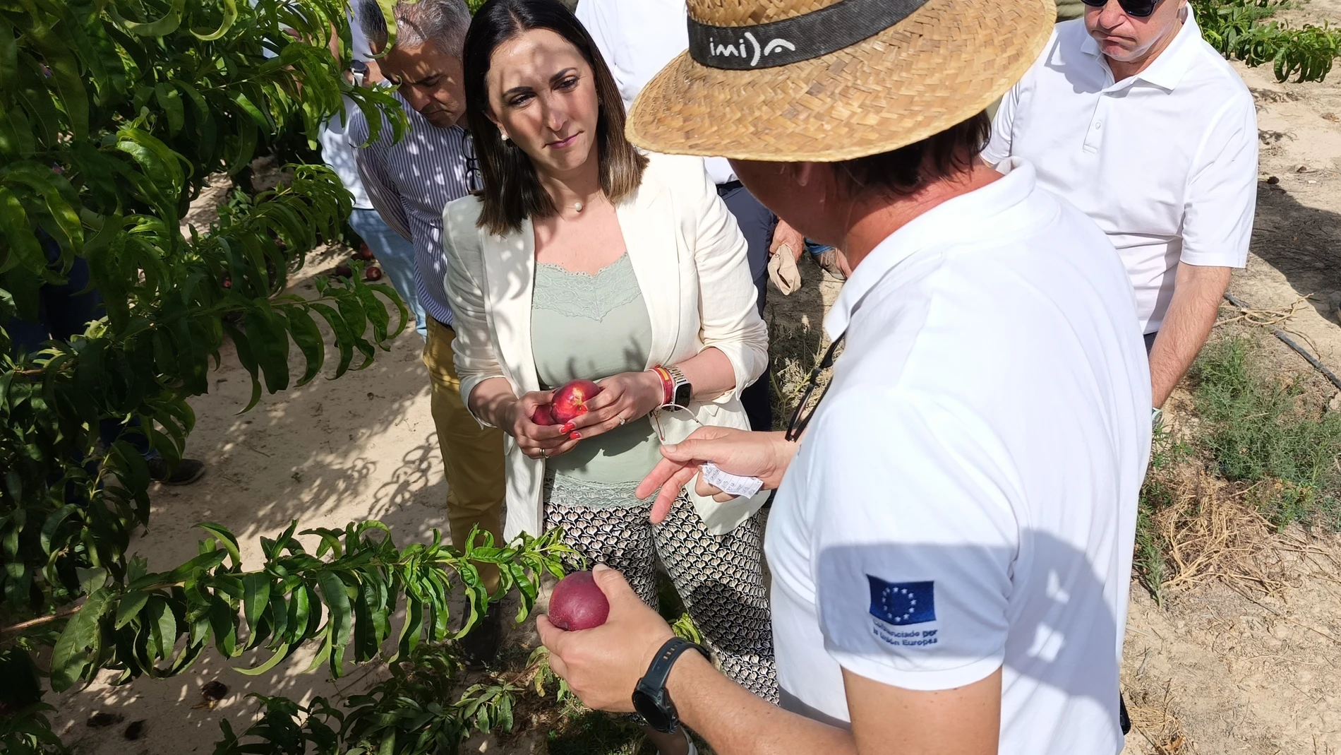 Imagen de la consejera, Sara Rubira, durante su visita a la finca en la que se desarrollan las nuevas variedades de fruta de hueso REMITIDA / HANDOUT por GOBIERNO DE MURCIA Fotografía remitida a medios de comunicación exclusivamente para ilustrar la noticia a la que hace referencia la imagen, y citando la procedencia de la imagen en la firma 23/06/2025