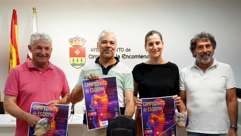 El alcalde de Arroyo, Sarbelio Fernández; el presidente de la Federación de Esgrima, Daniel Bravo; la presidenta del Club Esgrima Arroyo, Dora Kiskapusi; y el concejal Juan Manuel Sánchez, presentan la competición