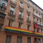El TSJM anula la sentencia que impedía colgar banderas LGTBI en el Edificio de Grupos Municipales de Madrid