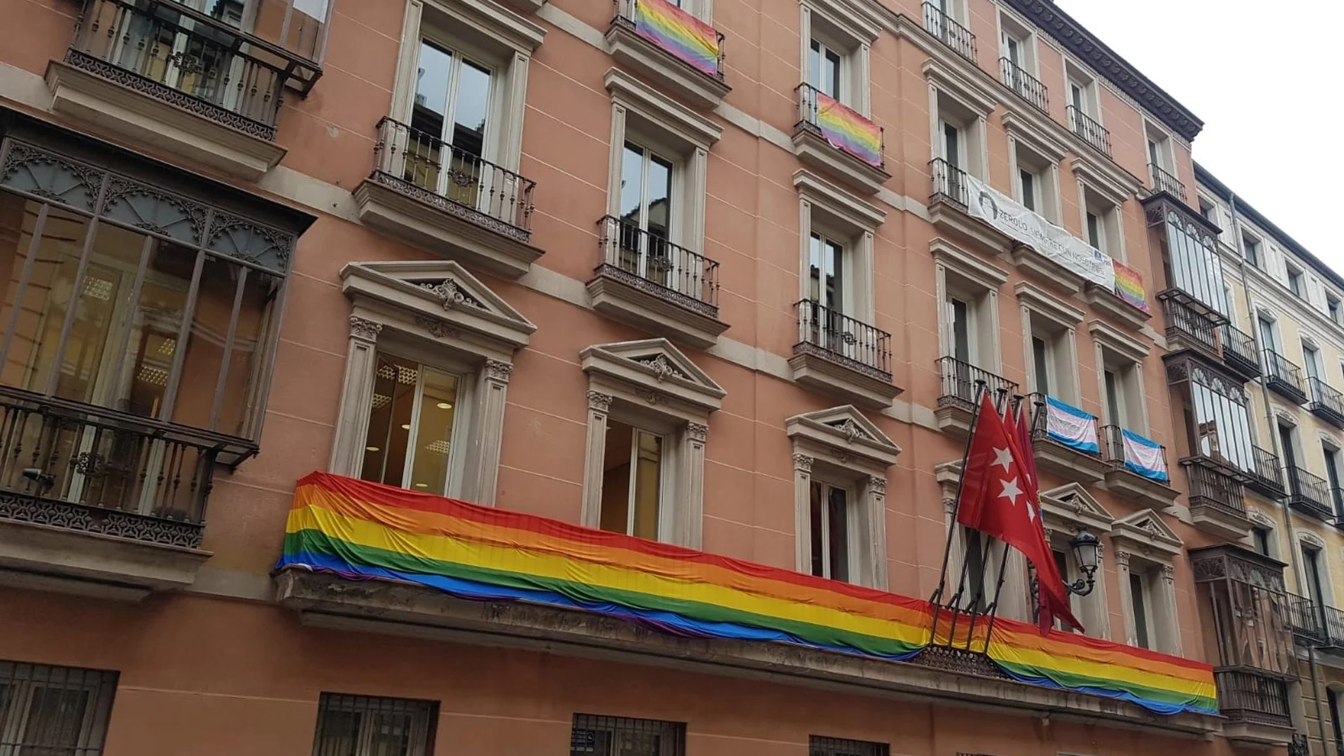 El TSJM anula la sentencia que impedía colgar banderas LGTBI en el Edificio de Grupos Municipales de Madrid