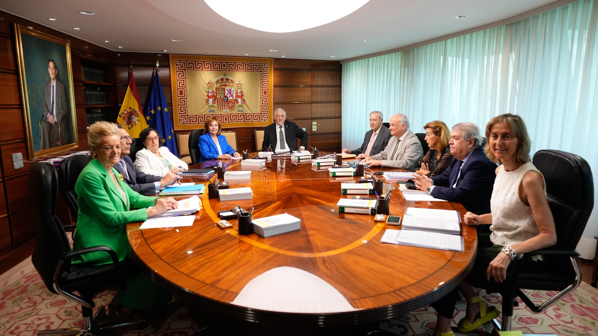 MADRID, 23/06/2025.- El presidente y la vicepresidenta del Tribunal Constitucional (TC), Cándido Conde Pumpido (fondo) e Inmaculada Montalbán (a su dcha), respectivamente, durante el pleno histórico de cinco días, que ha arrancado este lunes en Madrid, centrado en exclusiva en la ley de amnistía, con una ponencia que propone avalar la norma en líneas generales y que augura un debate intenso entre sus magistrados. EFE/ Borja Sanchez-Trillo