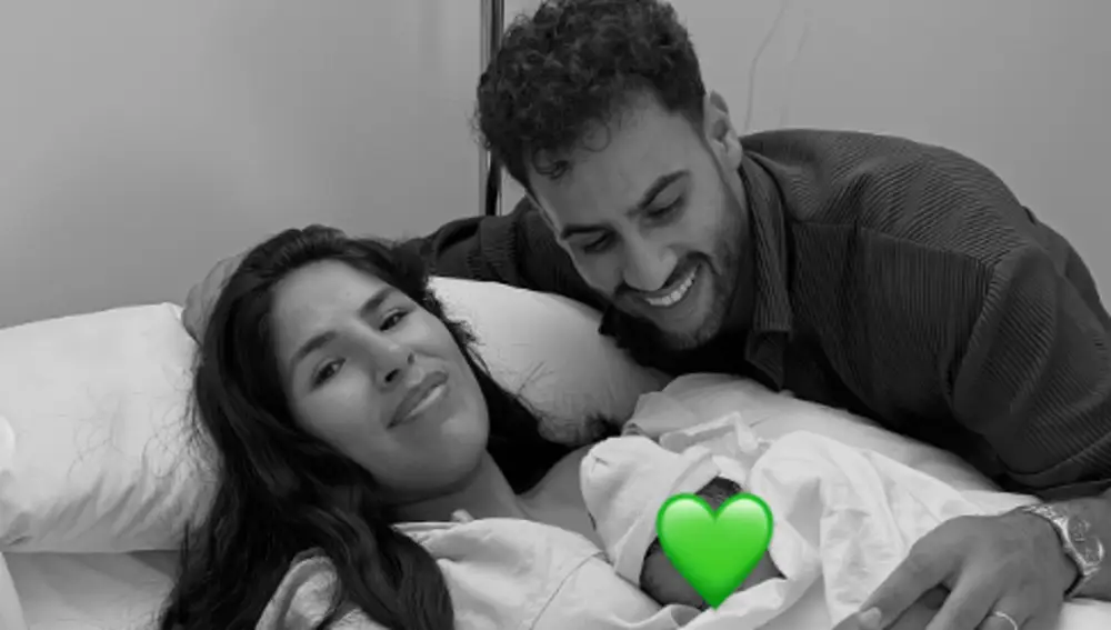 Asraf Beno con su hijo Cairo e Isa Pantoja