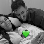 Asraf Beno con su hijo Cairo e Isa Pantoja