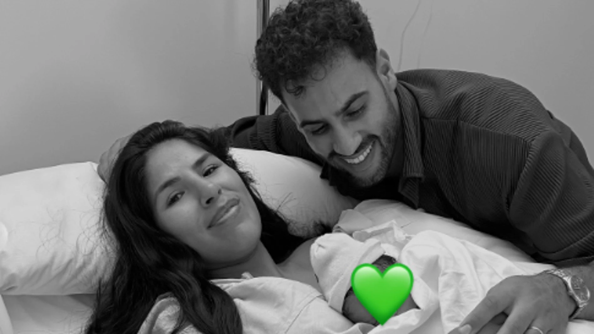 Asraf Beno con su hijo Cairo e Isa Pantoja