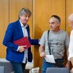 El líder socialista Carlos Martínez conversa con dos representantes sindicales de los agentes forestales