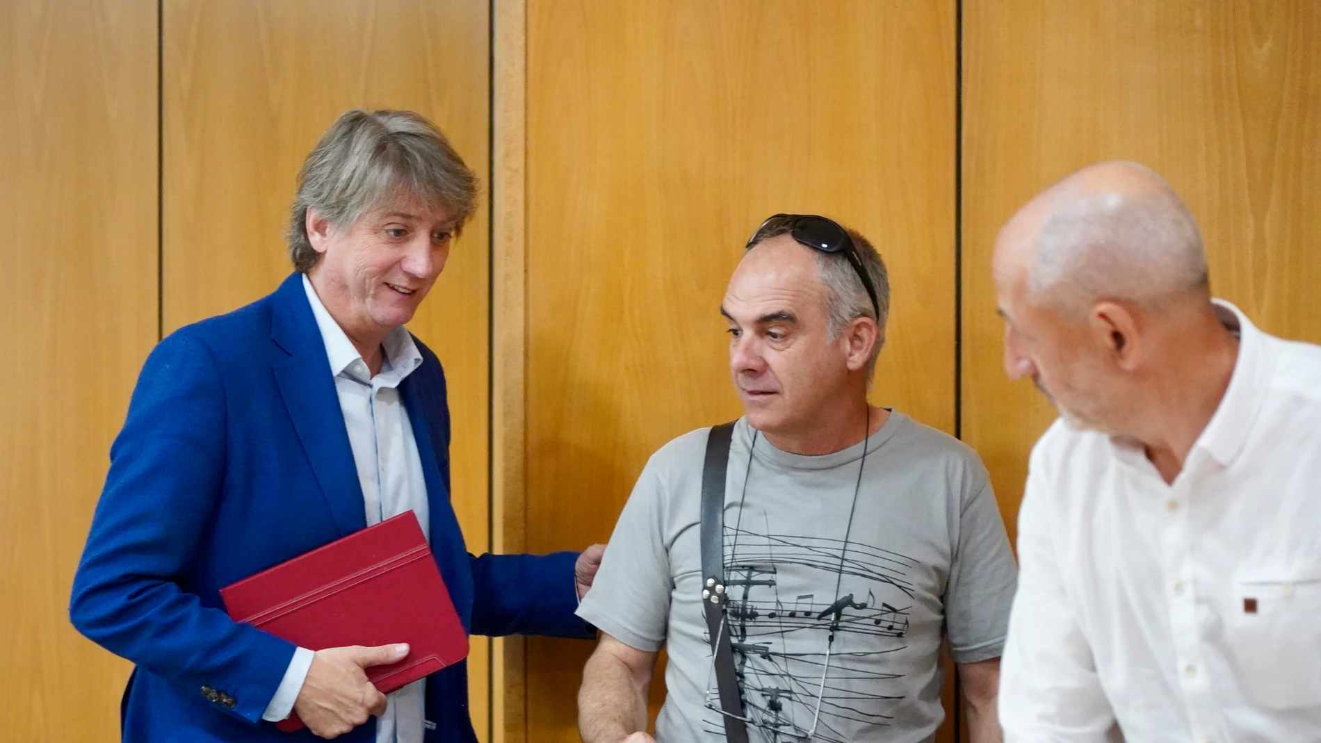 El líder socialista Carlos Martínez conversa con dos representantes sindicales de los agentes forestales