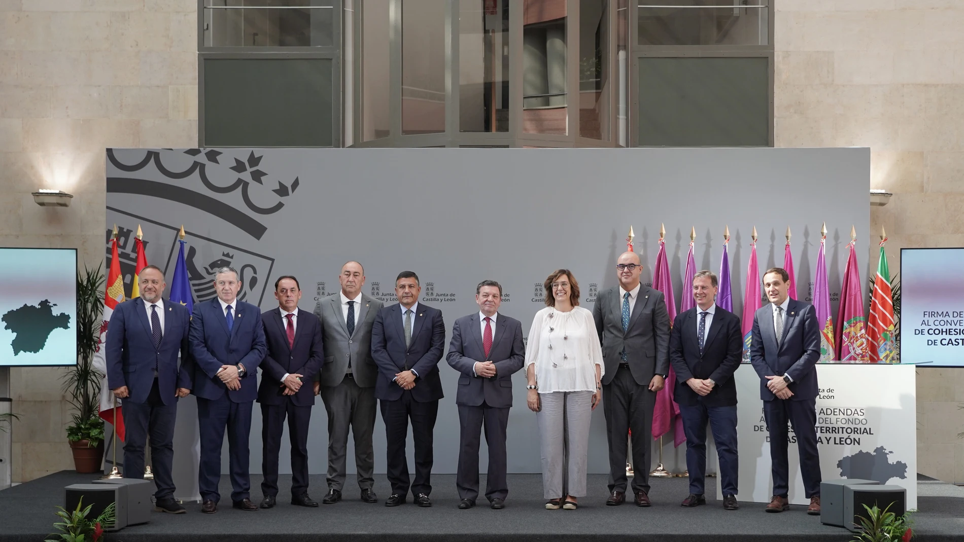 El consejero de la Presidencia, Luis Miguel González Gago, junto a los presidentes de las diputaciones