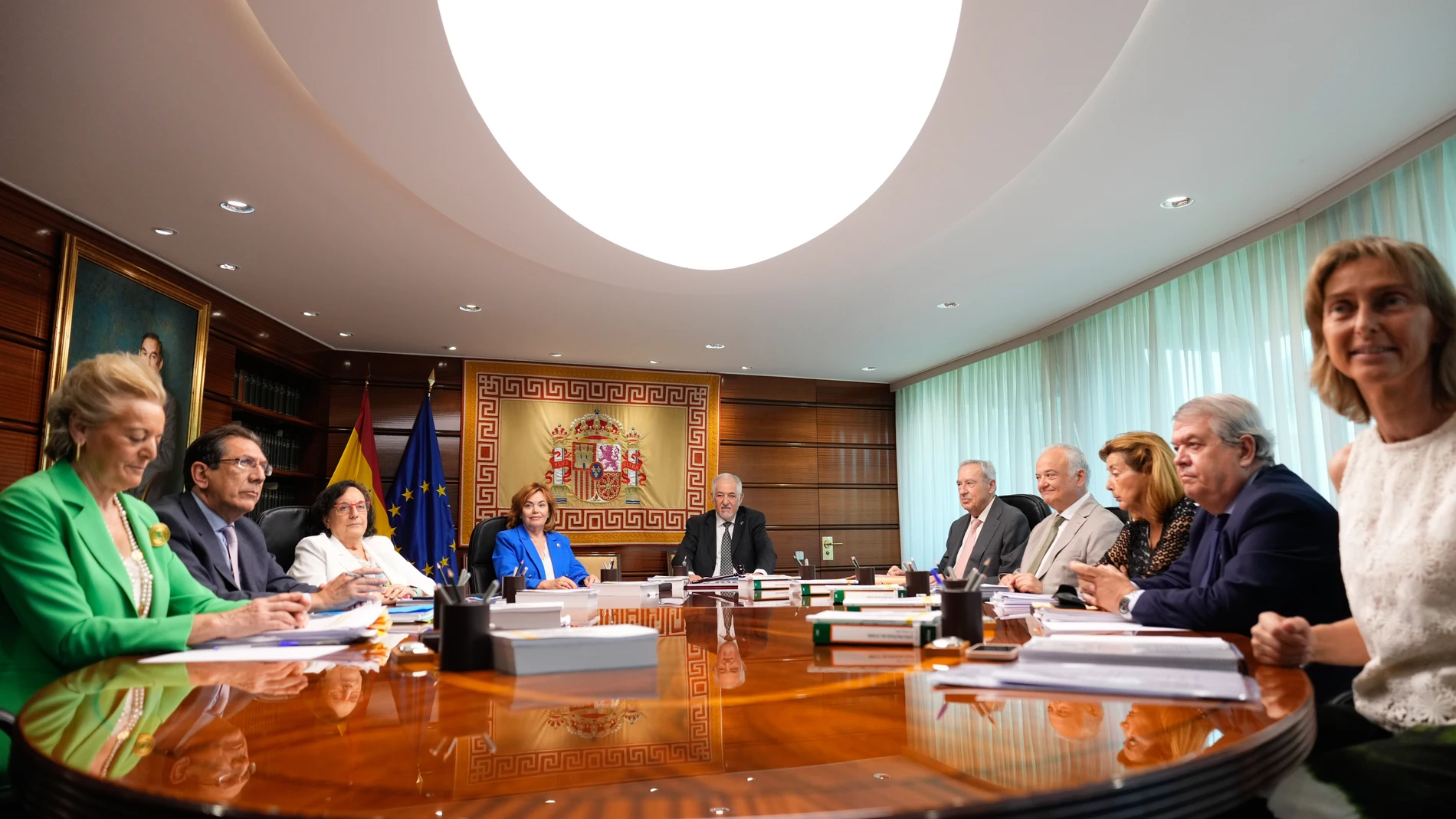 MADRID, 23/06/2025.- El presidente y la vicepresidenta del Tribunal Constitucional (TC), Cándido Conde Pumpido (fondo) e Inmaculada Montalbán (a su dcha), respectivamente, durante el pleno histórico de cinco días, que ha arrancado este lunes en Madrid, centrado en exclusiva en la ley de amnistía, con una ponencia que propone avalar la norma en líneas generales y que augura un debate intenso entre sus magistrados. EFE/ Borja Sanchez-Trillo