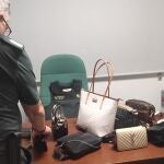 Investigado un vecino de Ourense por vender bolsos falsificados en Sarria (Lugo)