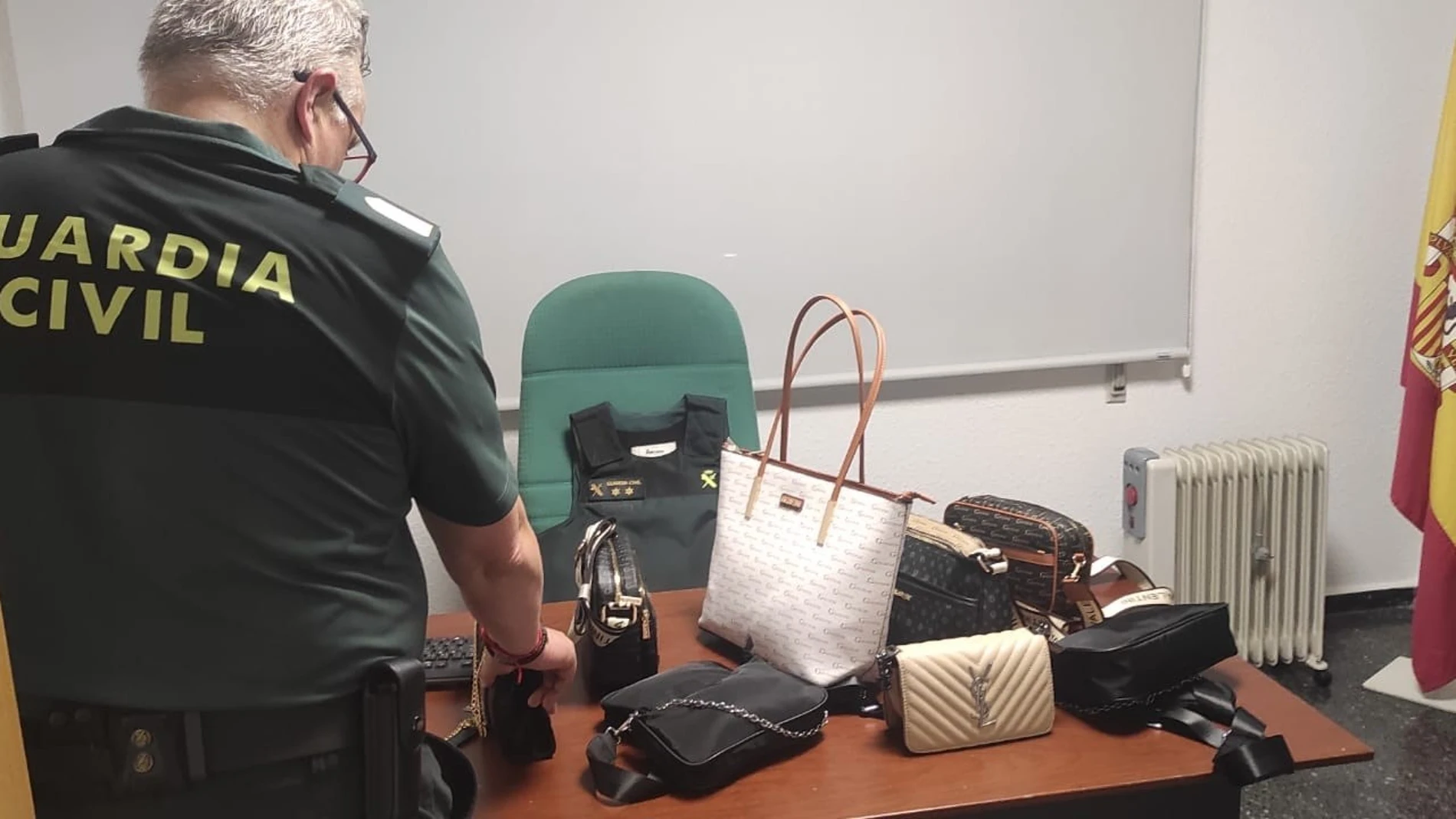Imagen de los bolsos. REMITIDA / HANDOUT por Guardia Civil Fotografía remitida a medios de comunicación exclusivamente para ilustrar la noticia a la que hace referencia la imagen, y citando la procedencia de la imagen en la firma 23/06/2025