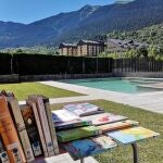 Las bibliotecas catalanas instalarán 114 puntos de lectura en playas y piscinas este verano