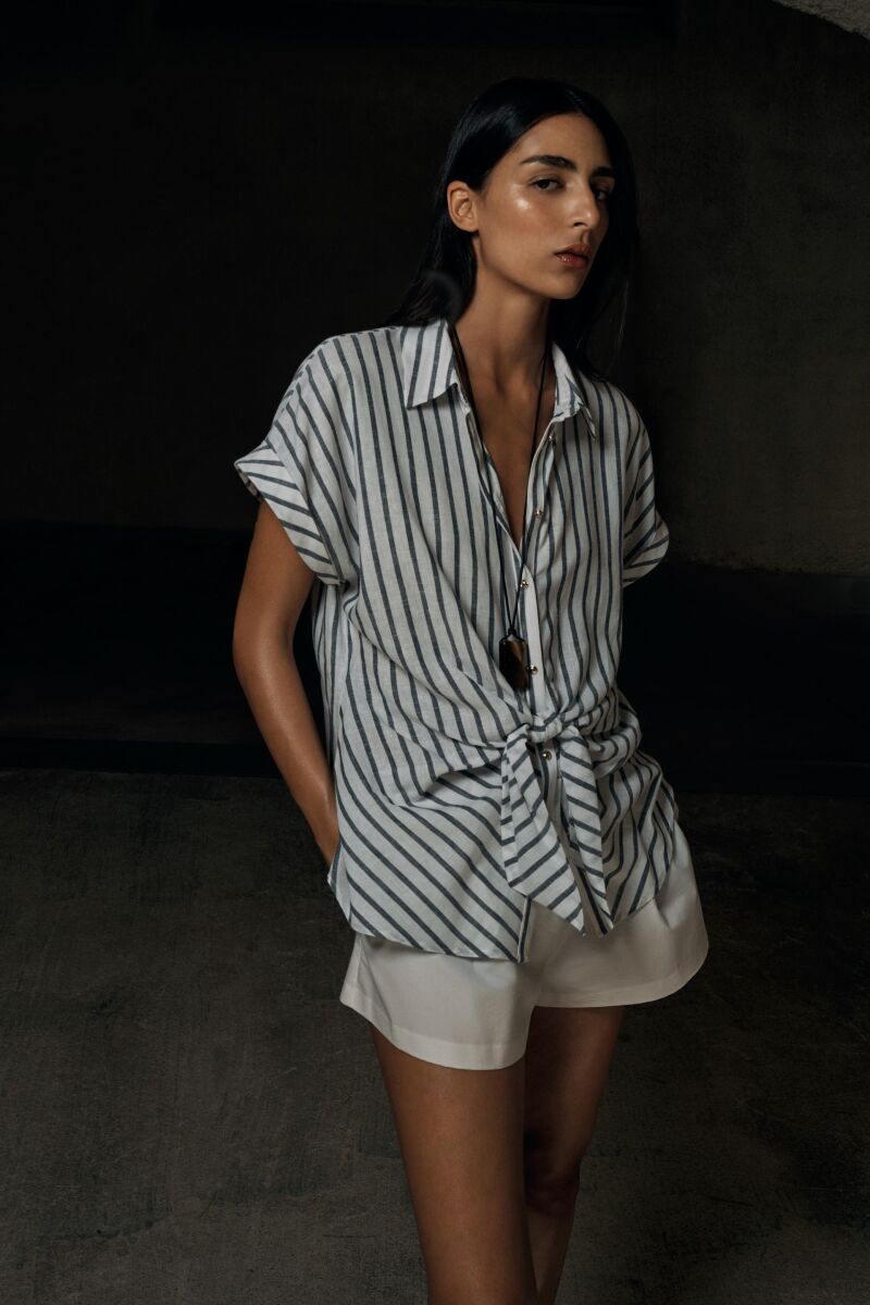 Blusa de rayas con nudo delantero