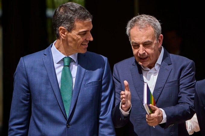 El presidente del Gobierno, Pedro Sánchez, acompañado del expresidente José Luis Rodríguez Zapatero y los mini