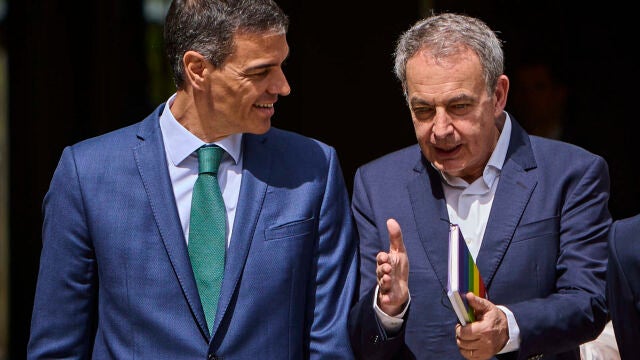 El presidente del Gobierno, Pedro Sánchez, acompañado del expresidente José Luis Rodríguez Zapatero y los mini