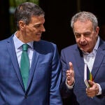 El presidente del Gobierno, Pedro Sánchez, acompañado del expresidente José Luis Rodríguez Zapatero y los mini