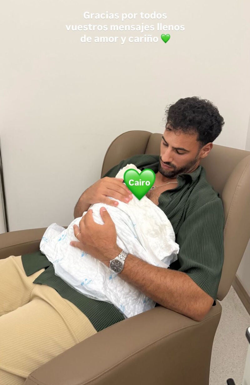 Asraf Beno junto a su hijo Cairo 