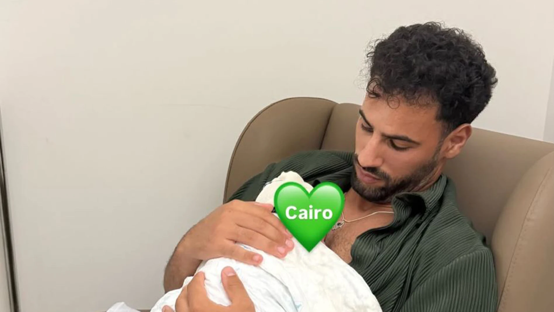 Asraf Beno junto a su hijo Cairo
