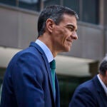 El presidente del Gobierno, Pedro Sánchez, acompañado del expresidente José Luis Rodríguez Zapatero y los mini