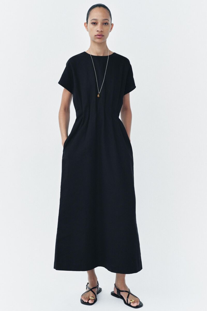  Vestido negro minimalista de corte largo