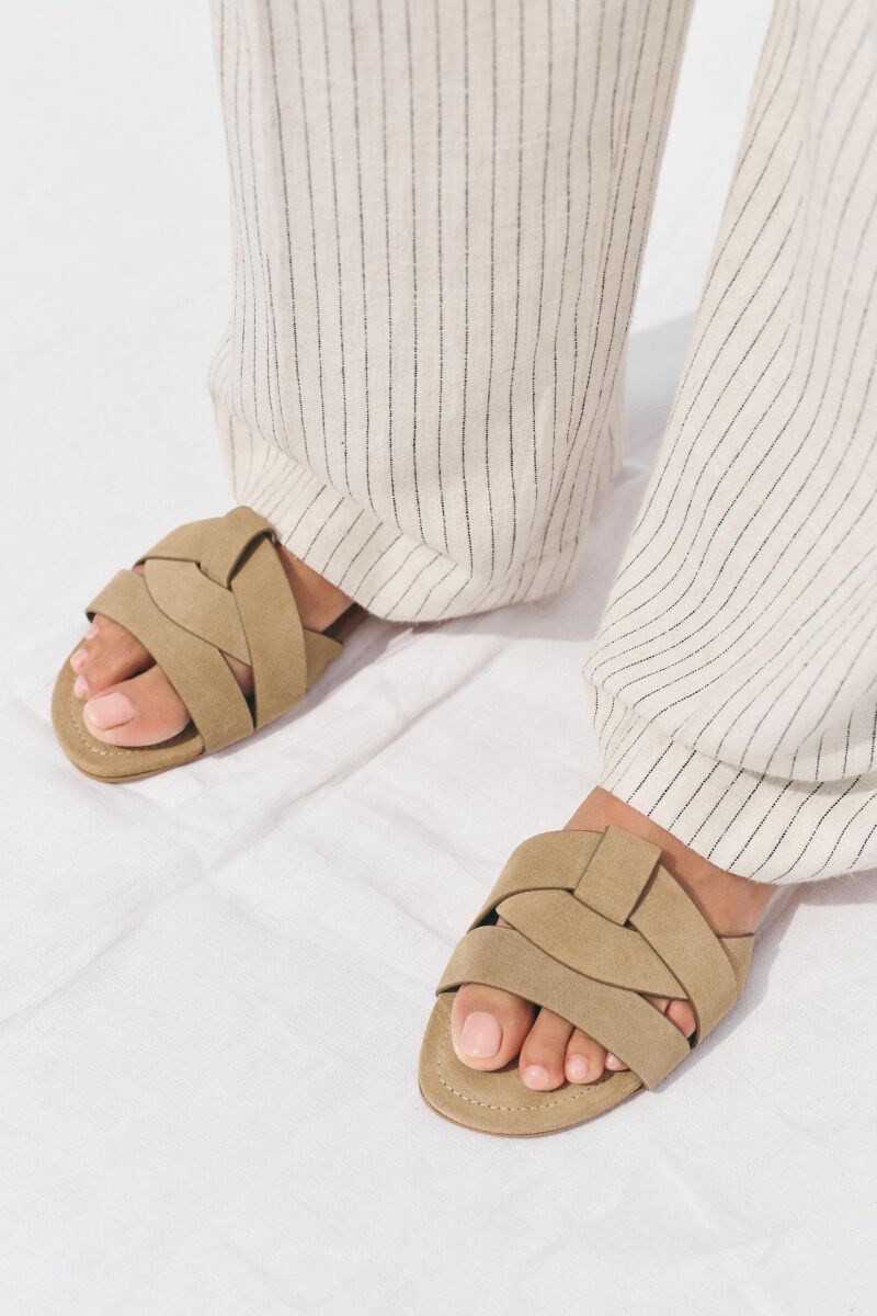 Sandalias cruzadas de ante beige