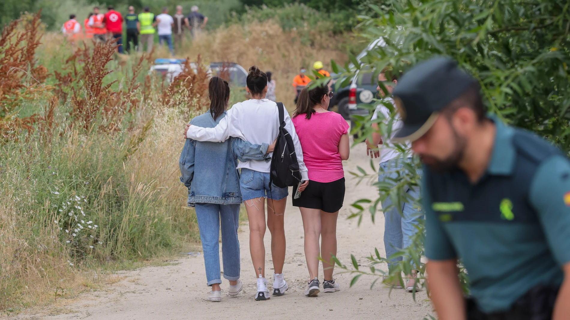 Efectivos de la Guardia Civil buscando el cuerpo del adolescente